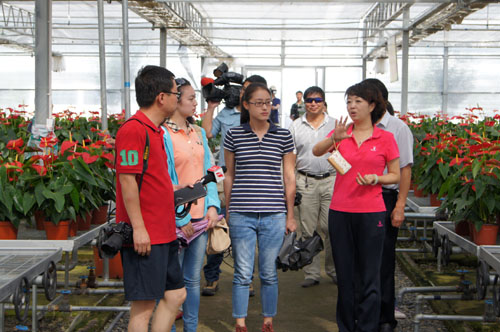 “全国卫视看兵团”采访组记者聚焦共青团农场现代农业